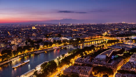 Lapso-De-Tiempo,-Paisaje-Urbano-De-La-Puesta-Del-Sol-Y-Los-Barcos-Que-Cruzan-El-Río-Sena,-París,-Francia