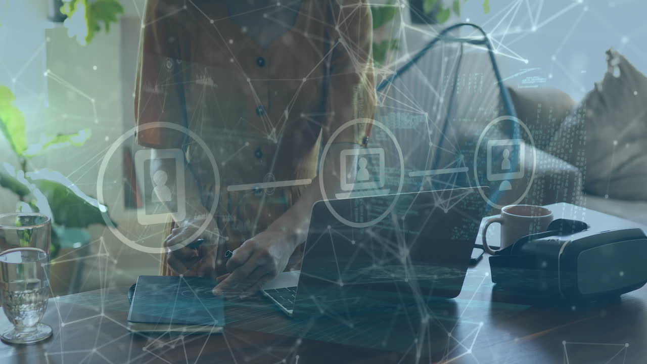 animación de la red de conexiones con iconos de los medios sobre mujer caucásica tomando notas