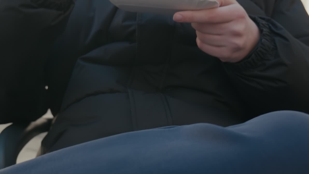 야외 에서 베네치아식 카나페 를 맛보는 것 - 근접