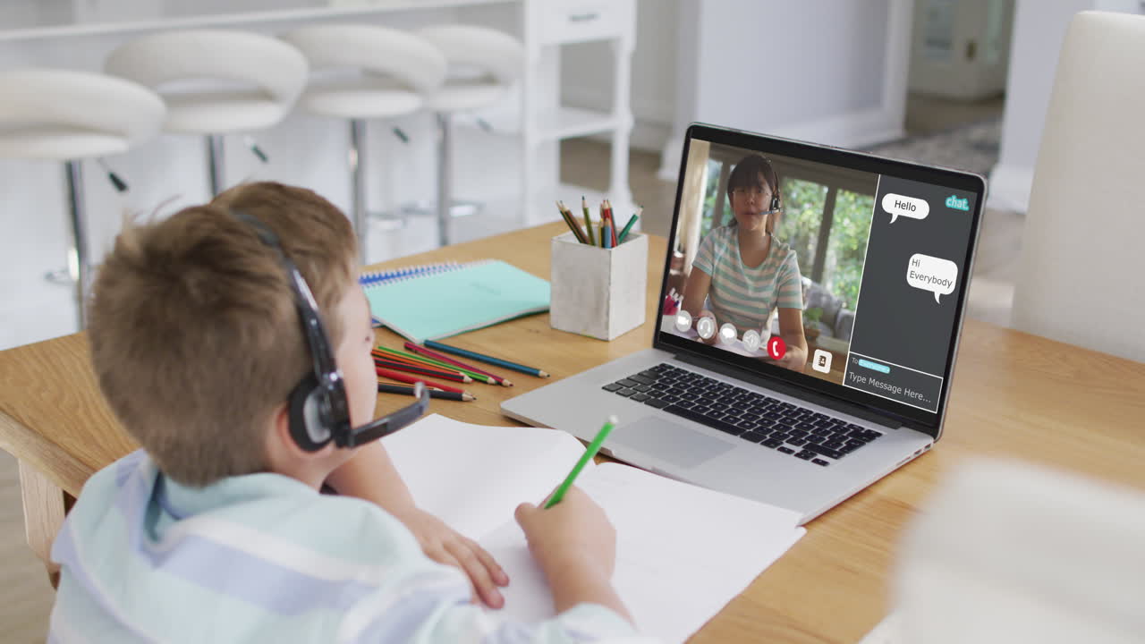 escolar que usa una computadora portátil para una lección en línea en casa, con una maestra y un webchat en la pantalla