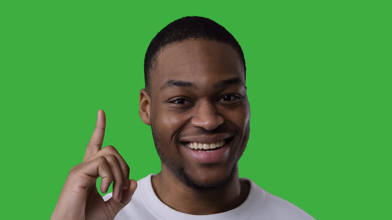 hombre confundido viniendo con una buena idea