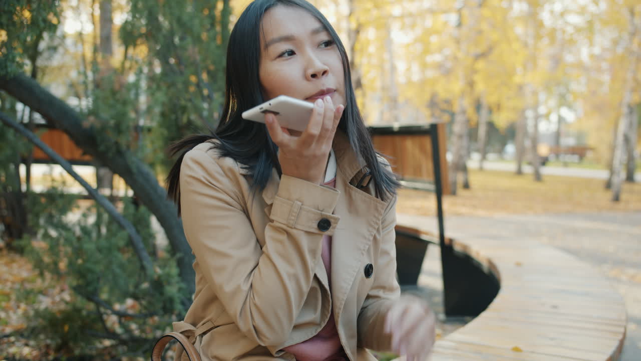 공원에서 전화로 얘기하는 여자