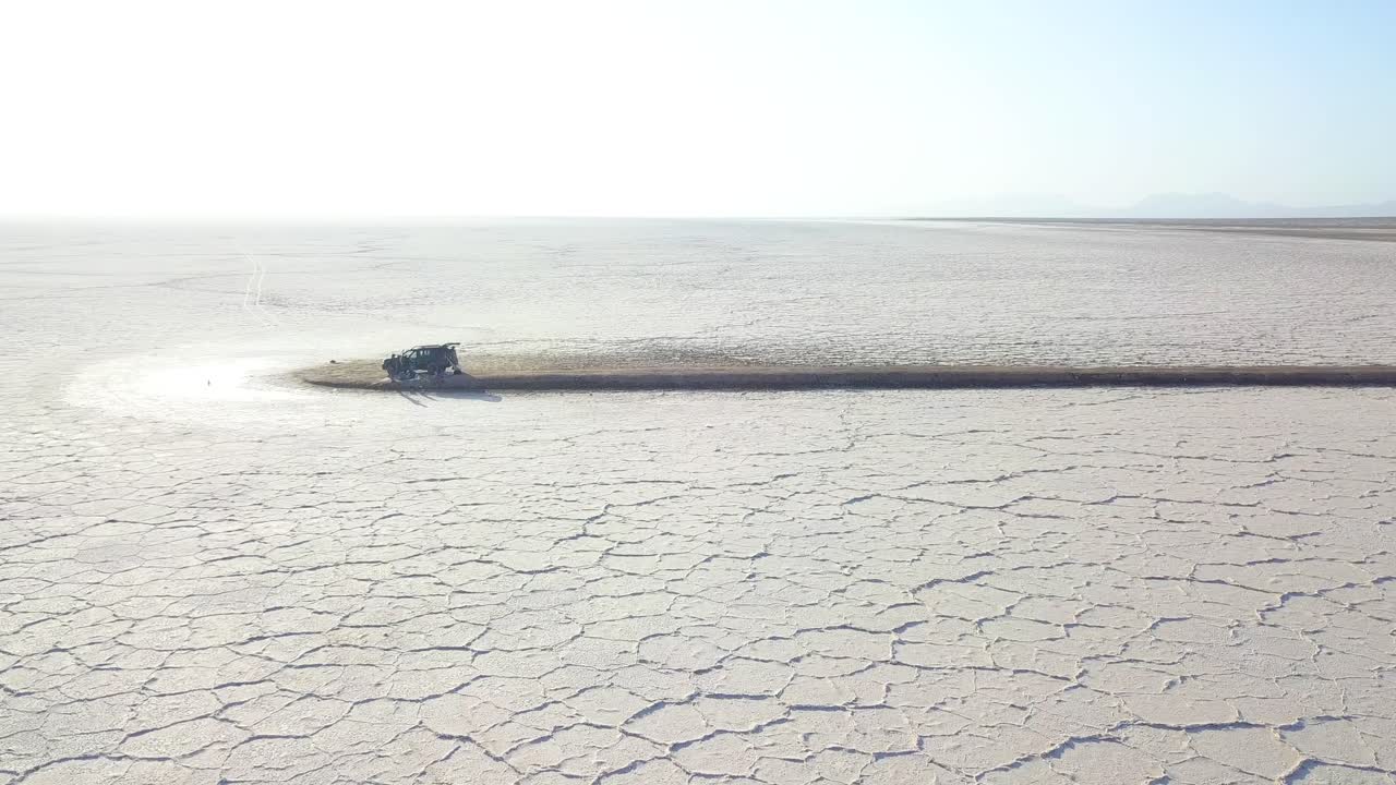 어디에도 없는 세상의 끝 어딘가 새하얀 소금 호수