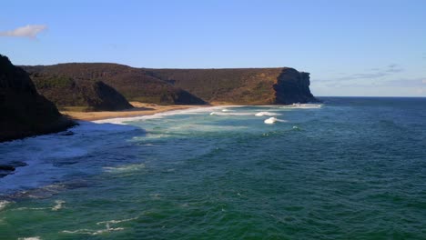 Colinas-Verdes-En-La-Playa-De-Garie-En-El-Parque-Nacional-Real-Cerca-Del-Campamento-De-La-Era-Del-Norte,-Nsw,-Australia