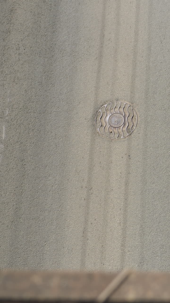 고속도로를 지나가는 차량의 고층 근접 시각, 도시 도로에서 교통 흐름의 움직임과 역학을 포착합니다.