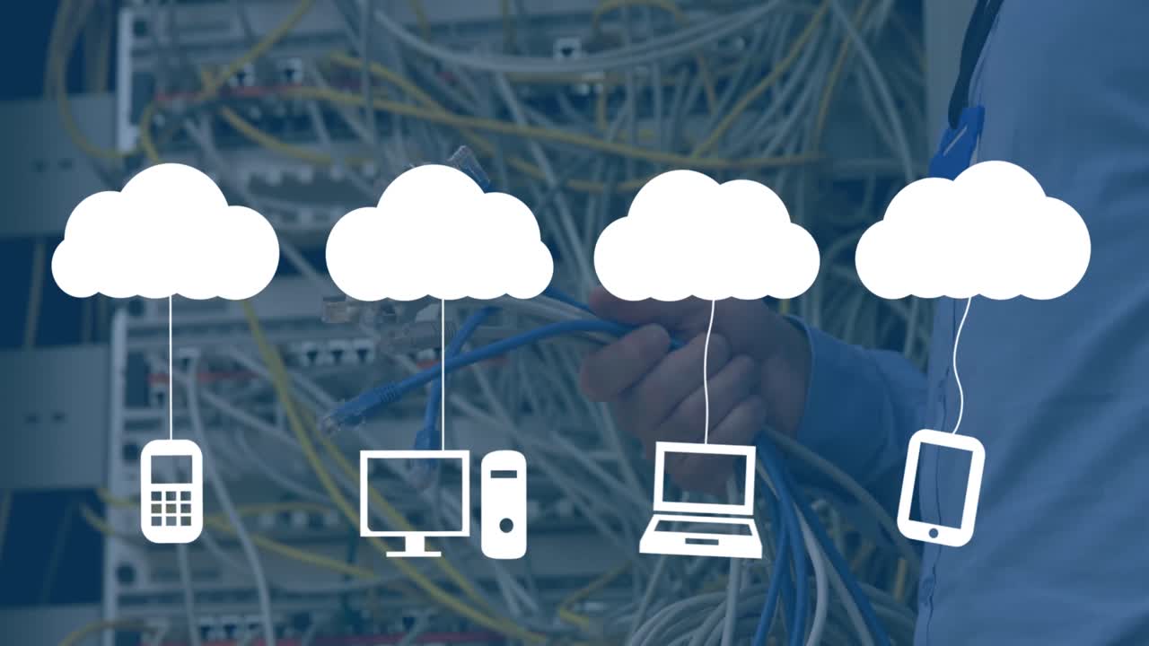 animación de iconos de los medios sobre un trabajador caucásico inspeccionando la sala de servidores