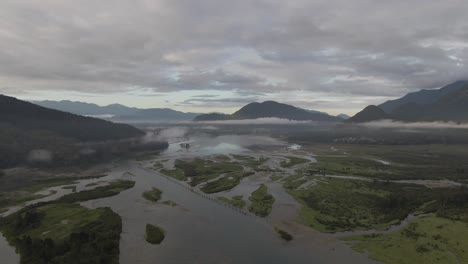 imágenes de drones de 4k del río serpenteante en un día nublado