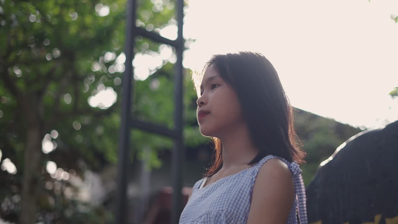 빛 아래 야외에 있는 소녀