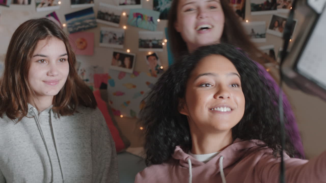 adolescentes felices tomando fotos juntas usando una cámara de fotos instantáneas mejores amigas pasando el fin de semana en casa disfrutando de la amistad