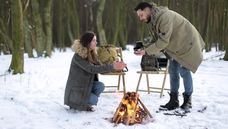 Pareja-Caucásica-Acampando-En-Un-Bosque-Nevado.