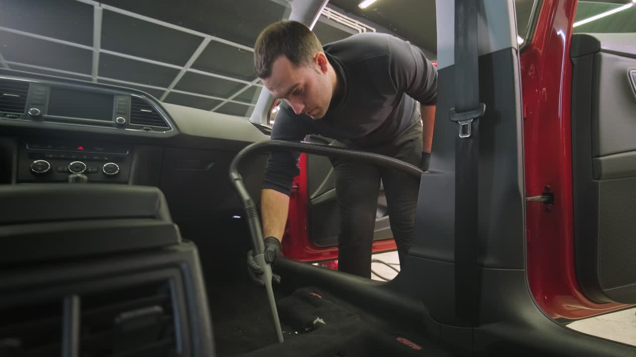 전문적인 자동차 청소. 샤워. 인테리어 세부 사항. 자동차 인테리어를 건조 청소 및 세부 사항; 깊은 좌석 청소; 자동차 세탁에서 거품을 는; 먼지에서 자동차 패널을 청소하는; 진공청소기