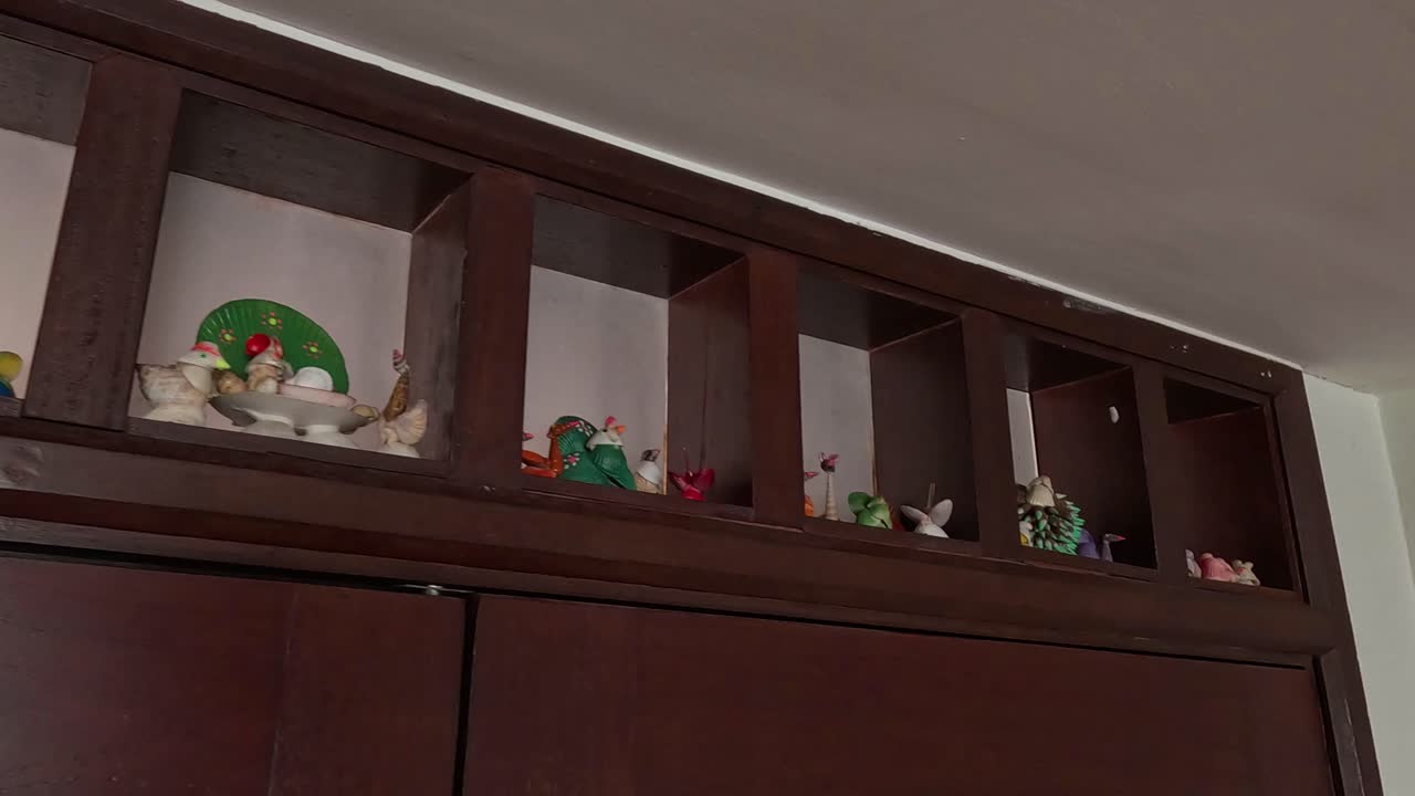 나무 선반 에 전시 된 장식품