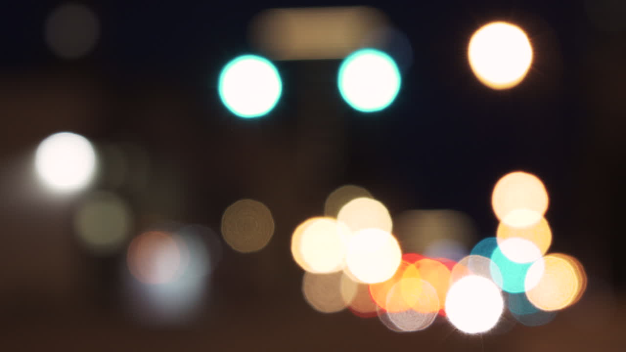 tráfico desenfocado, en la ciudad, por la noche