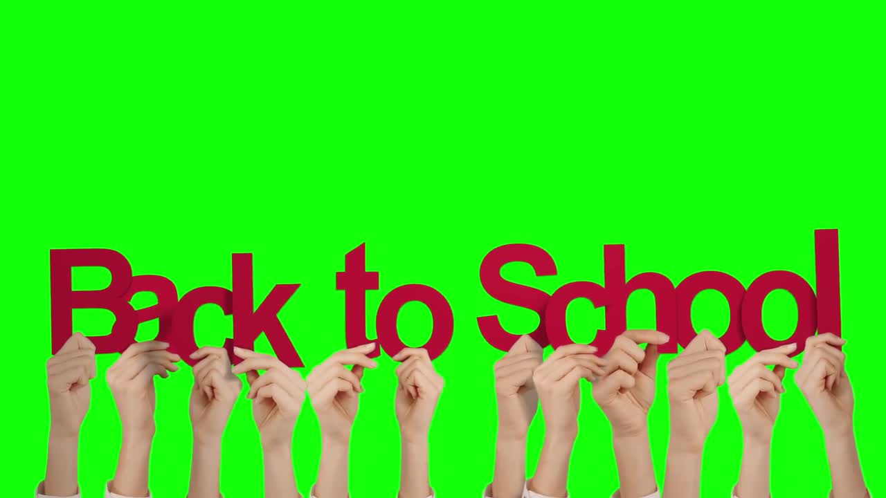 손을 들고 학교로 돌아갑니다.