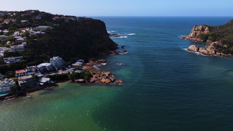 Vista-De-ángulo-Alto-Sobre-La-Laguna-De-Knysna-Y-Las-Cabezas---Famoso-Destino-Turístico-A-Lo-Largo-De-La-Ruta-Del-Jardín,-Sudáfrica