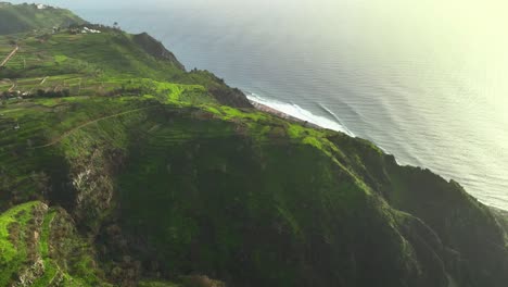 Vogelperspektive-Auf-Eine-Große-Klippe-Und-Das-Meer