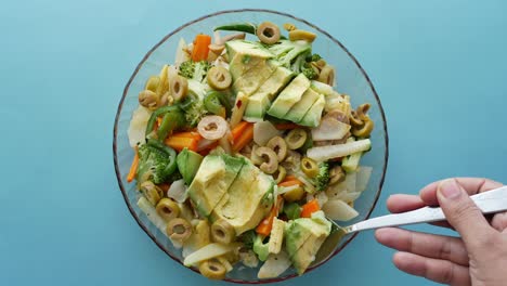 mujeres jóvenes comiendo ensalada de aguacate