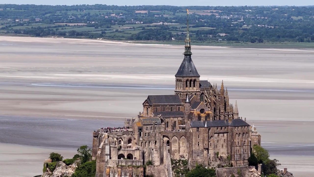 Abadia medieval Mont Saint-Michel, marco histórico em uma ilha de maré na Normandia, França