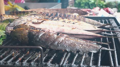 Primer-Plano-De-Pescado-Fresco-A-La-Parrilla