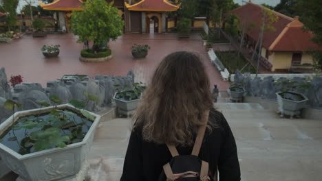 mujer visitando un complejo del templo