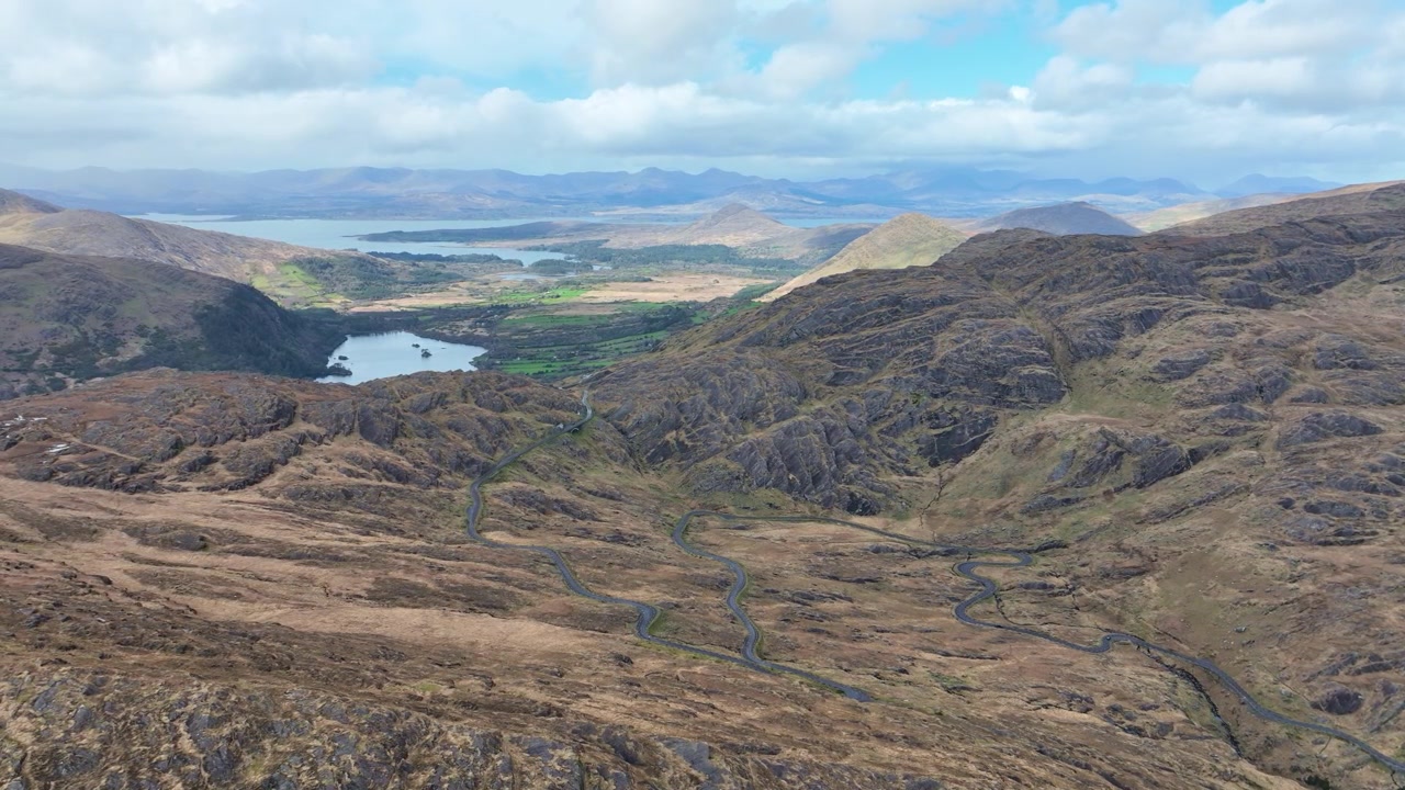 Splendida ripresa aerea dell'Irlanda del Passo di Healey al confine tra Cork e Kerry, che si affaccia sulla Baia di Kenmare, un epico viaggio su strada sulla Wild Atlantic Way.