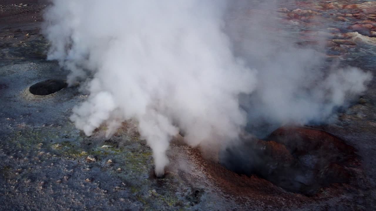 los géiseres cónicos arrojan vapor caliente en el alto altiplano sol de manana de bolivia