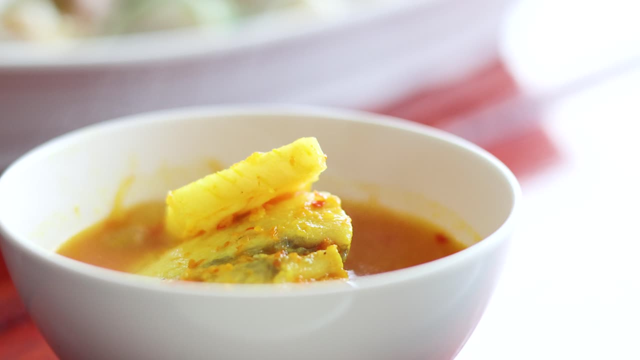 una deliciosa sopa de mariscos con guarnición de piña