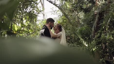 Recién-Casados.-Novio-Caucásico-Con-Novia-En-El-Parque.-Pareja-De-Novios.-Familia-Feliz