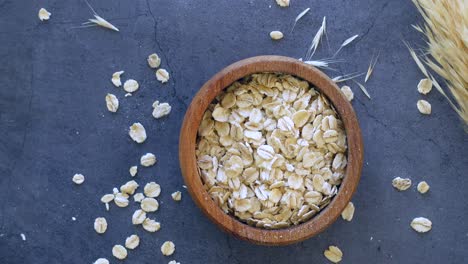 harina de avena en un cuenco de madera