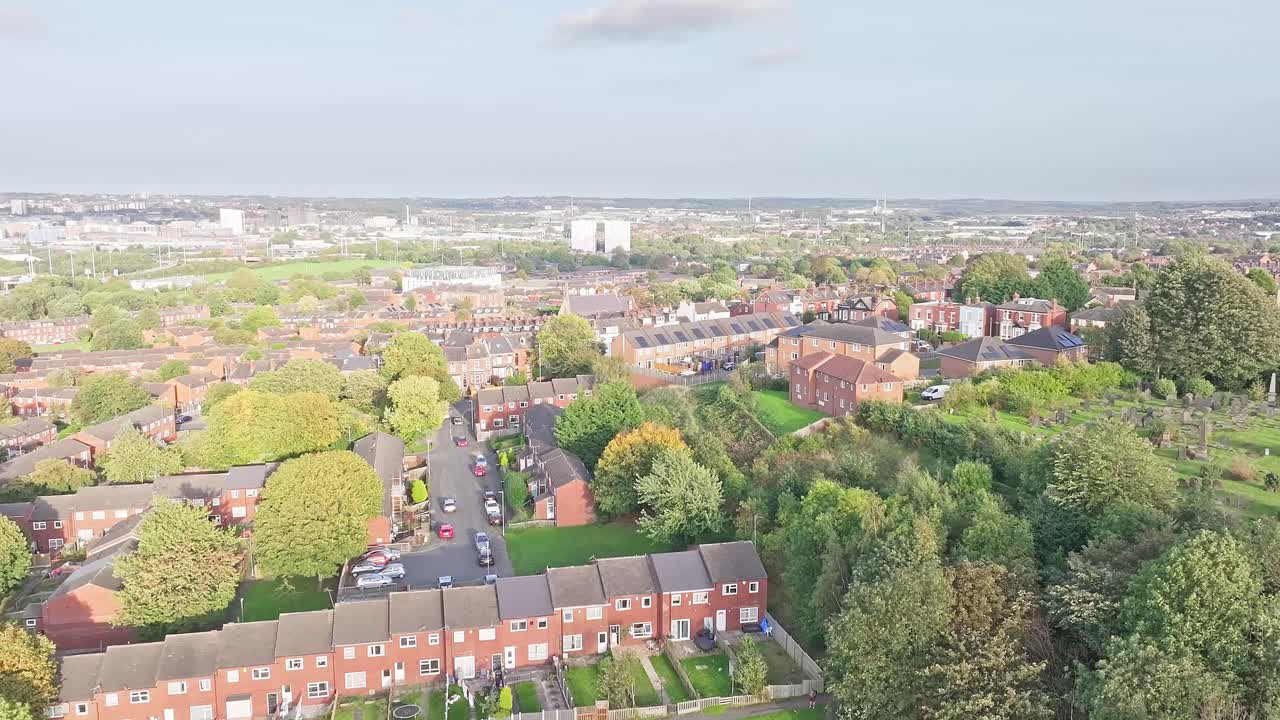 drone descendente disparado cerca del centro de la ciudad de leeds con el vecindario