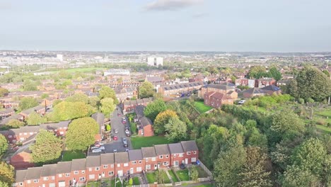 Absteigende-Drohnenaufnahme-In-Der-Nähe-Des-Stadtzentrums-Von-Leeds-Mit-Nachbarschaft