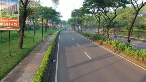 carretera de la ciudad con tráfico vacío, luz de la mañana