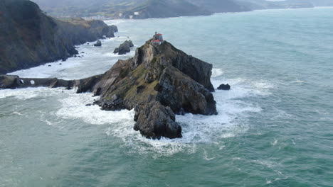 toma aérea de alejamiento gaztelugache es un islote en la ciudad vizcaína de bermeo, pais vasco, españa