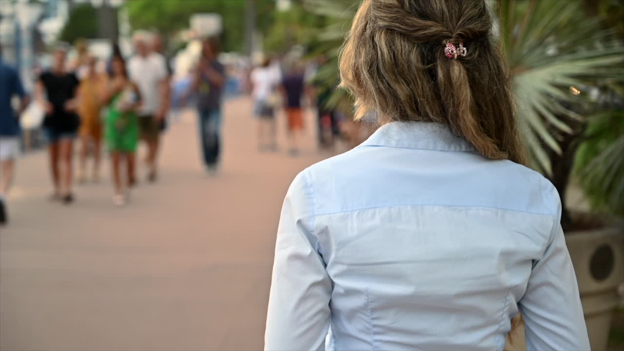 Cannes, Francia - 17 febbraio 2022: donna in camicia blu che cammina per le vie della città