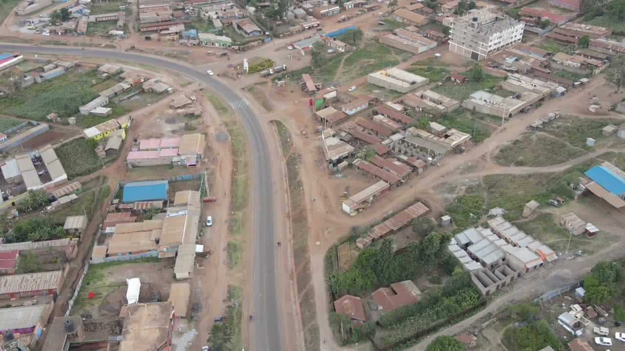 Traffico su strada principale nel villaggio di Loitokitok, Kenya, Africa, time-lapse aereo