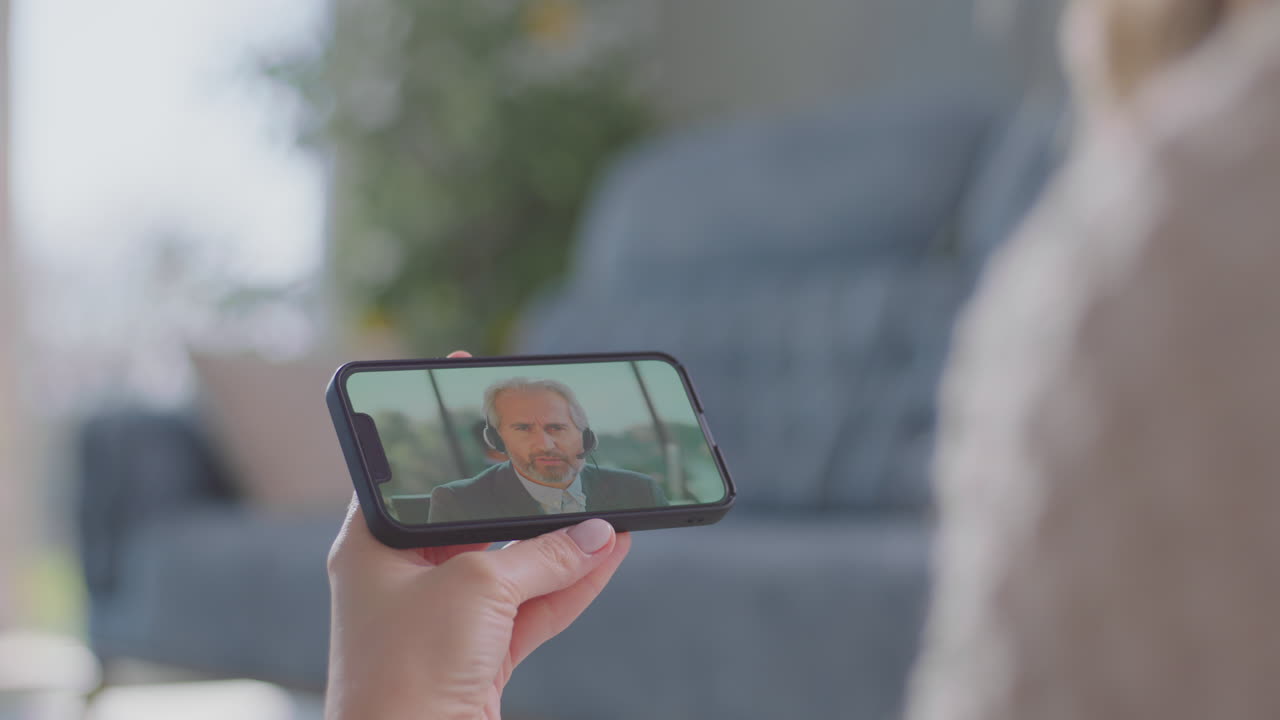 mujer teniendo una reunión en línea