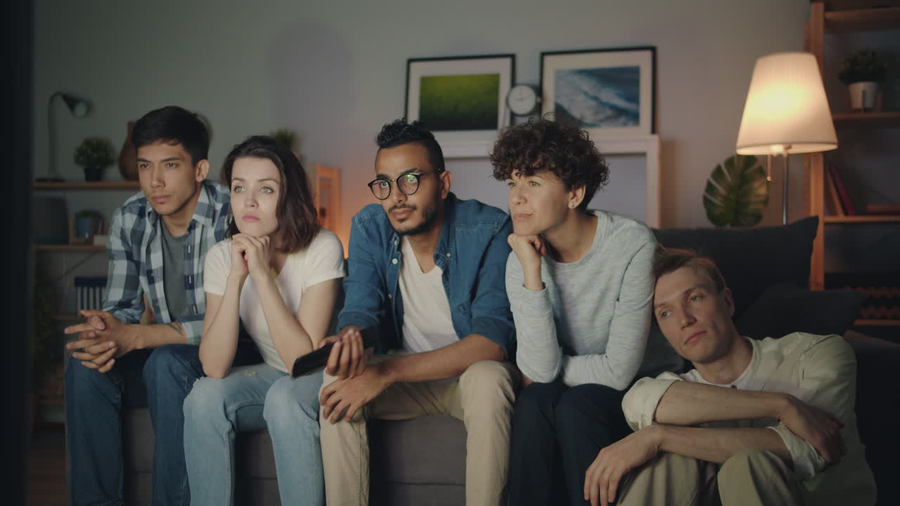 친구들이 집에서 tv를 보고 있습니다.