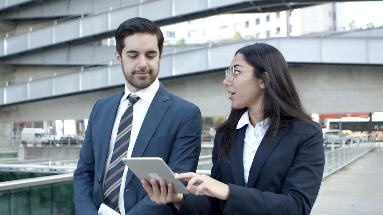 hombre de negocios y mujer de negocios usando tableta
