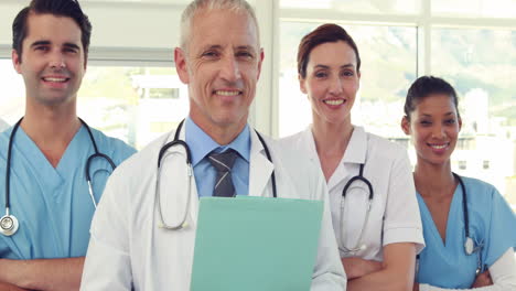 equipo de médicos sonrientes mirando a la cámara