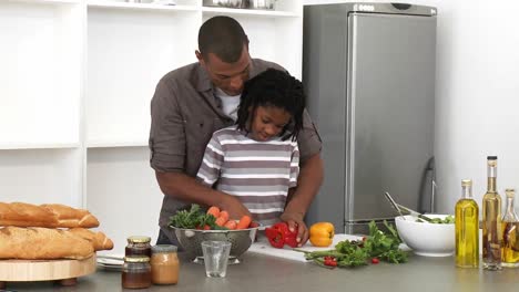 Padre-E-Hijo-Cortando-Verduras-En-La-Cocina