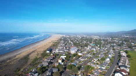 disparo de drones aéreos de 4k que descienden hacia la costa, casas de playa de oregon en un día soleado