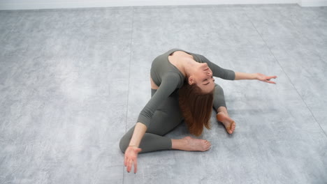 mujer haciendo estiramientos de yoga