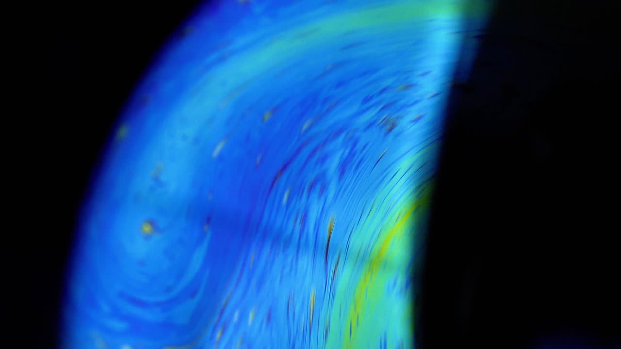 현미경 관점을 통해 매크로 세계의 색상을 보여주는 비누 풍선의 4k 안정적인 샷