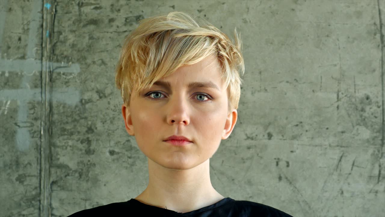 последний штрих парикмахера. прическа блондинки.