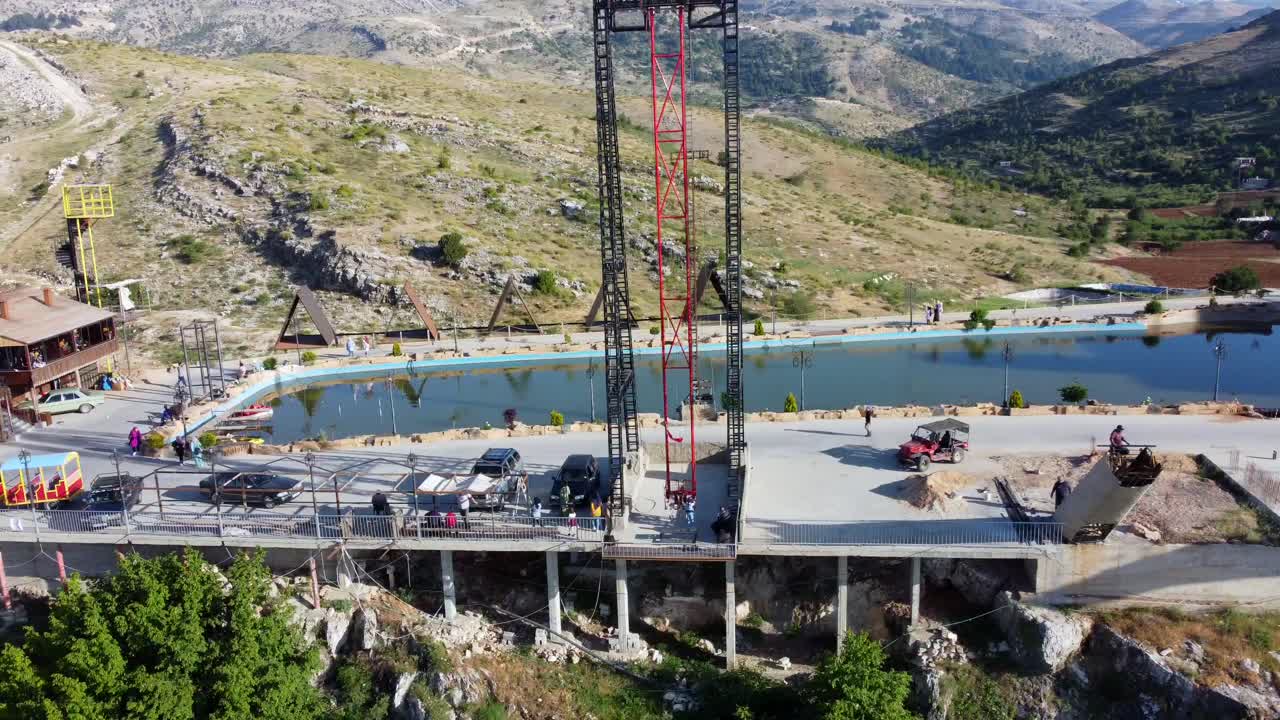 Lübnan'daki Jabal Al Arbaeen Bölgesini Keşfeden Turistler - havadan çekim