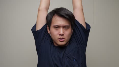 팔 을 고 는 운동 을 하는 아시아 의 젊은 남자, 초상화 앞면