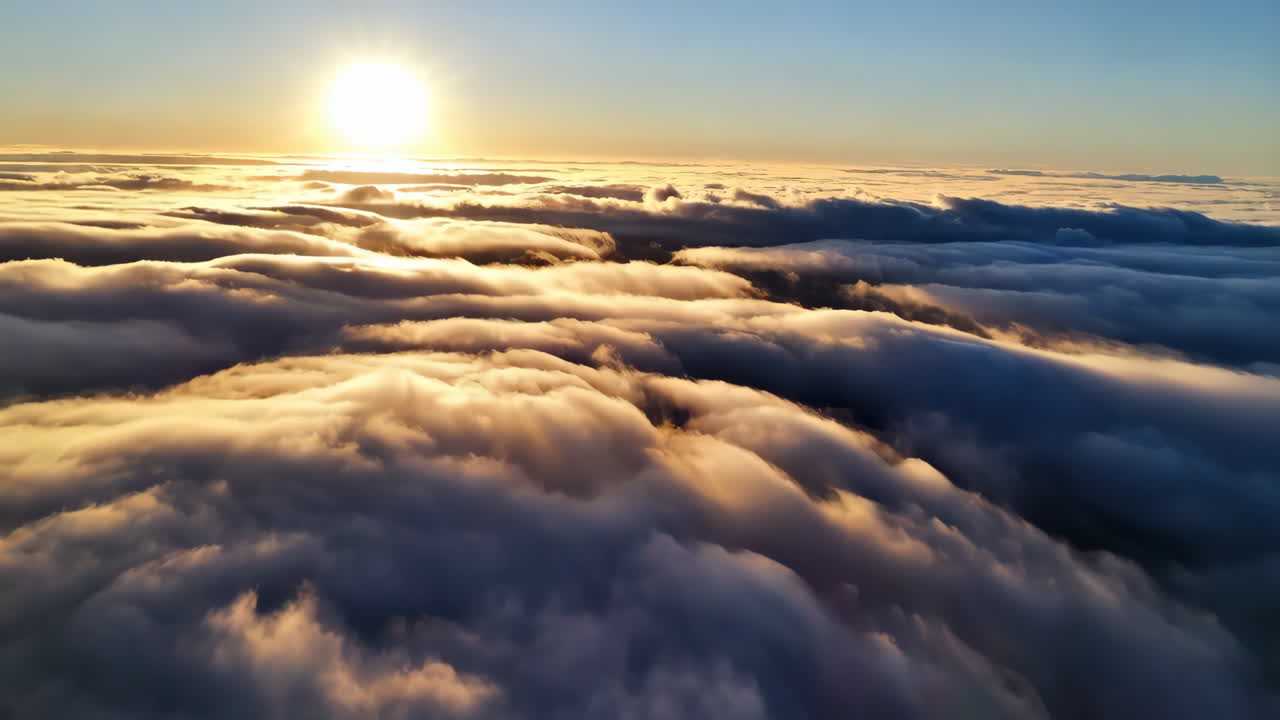 Alba o tramonto sopra le nuvole