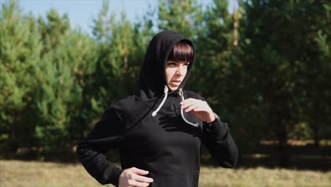 mujer corriendo en un bosque