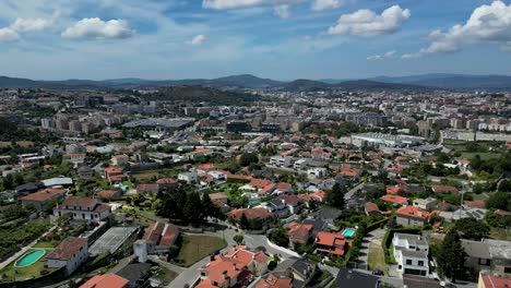 Ciudad-De-Braga-En-Una-Toma-Aérea-De-Un-Día-Soleado,-Norte-De-Portugal,-Vista-Desde-El-Santuario-De-Bom-Jesus