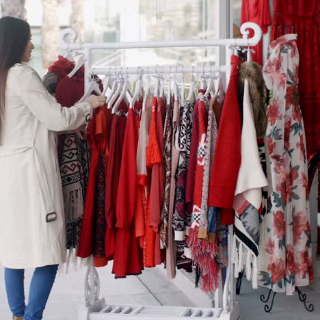 Mujer-Joven-En-Busca-De-Un-Colorido-Vestido-Rojo